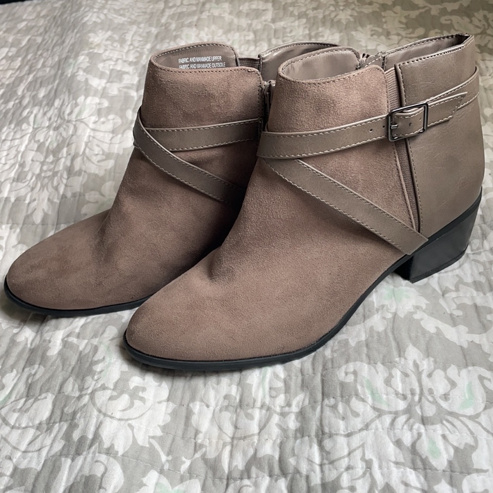 Brown, Karen Scott ankle boots, size 9.5, NEVER WORN!
